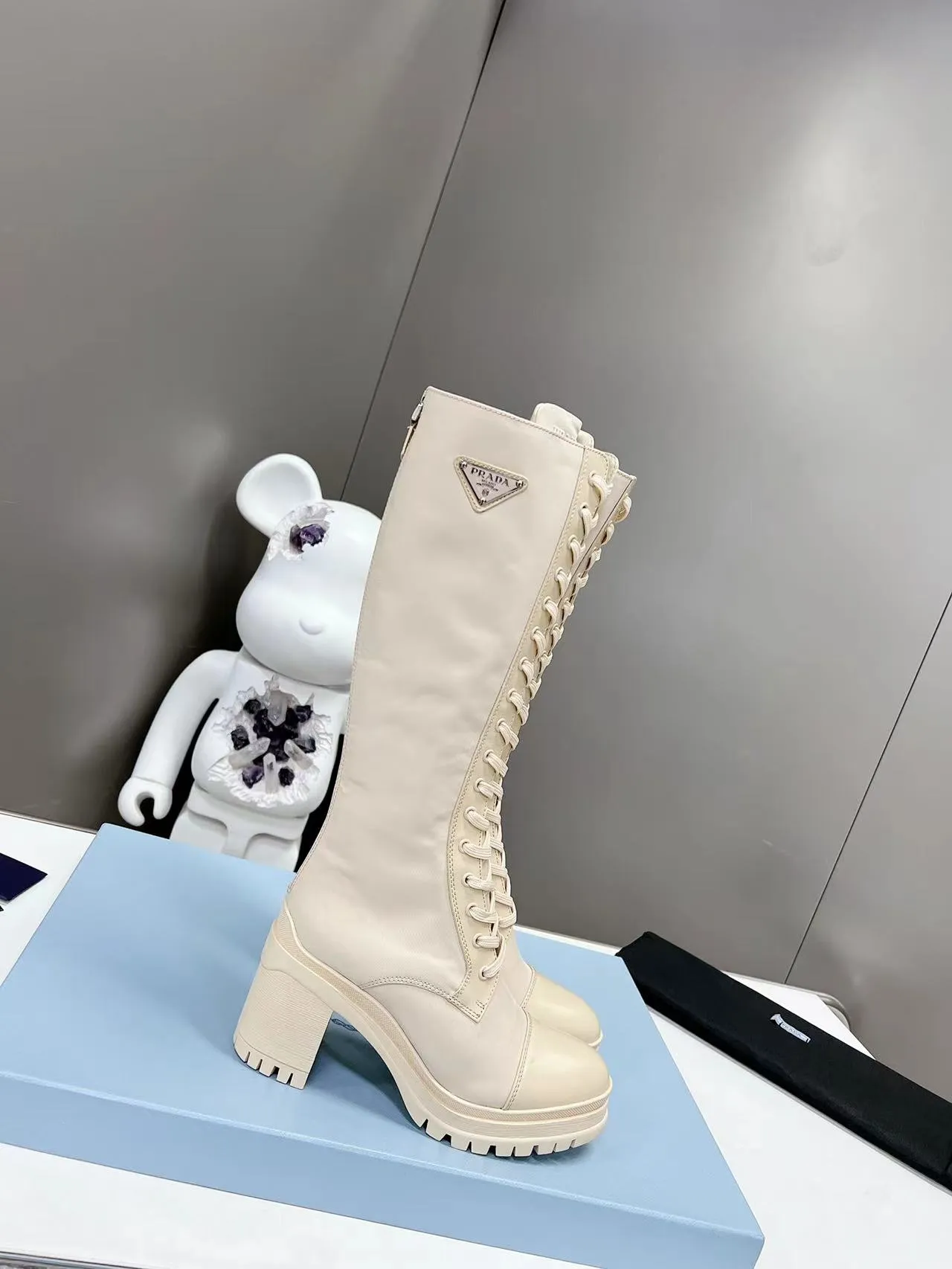 👟👟Ex-factory price 700👟👟 2022SSS re-launches the new and newest boot length of Poundala —————————— 💥PRADA’s spring morning T catwalk show is the same model "Dream City Night". Prada can focus on the right scene. It has a fresh breeze with a sense of luxury. It is perfect on the feet. 💃💃 Wear it with the matching shoes. It is elegant and high-quality, crystal clear and has various qualities. The materials are uniquely designed by the company and must be zero-edged. The entire series is full of exciting and interesting combinations of exterior elements. Different materials and textured fabrics express a strong artistic flavor. You can slightly appreciate the changing styles of Prada girls. 1⃣Upper: matte glossy open edge scarlet, 2⃣Lining: imported sheepskin lining 3⃣Outsole: original Italian large color original 4⃣🔺original foot pads, size female 35M-40M